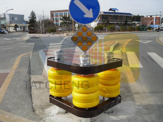 青岛泰诚交通设施-公路旋转式防撞桶